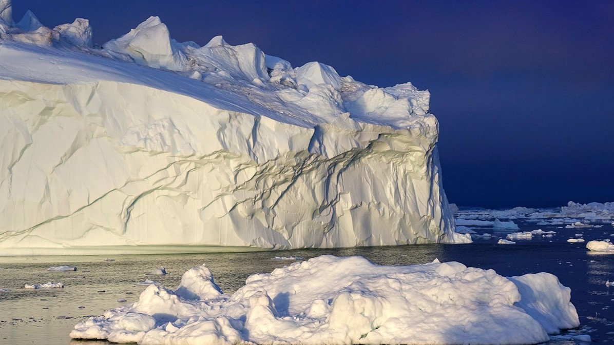 Что ждет нас в 2024 году? Самый большой айсберг в мире начал движение!